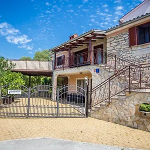 Villa Michelle, Karojba